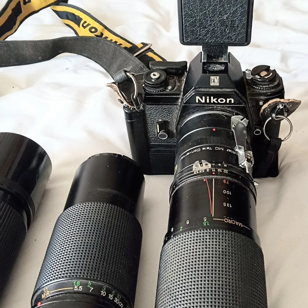 Nikon SLR Camera and Lens Kit with Tan Carry Bag and Black Body